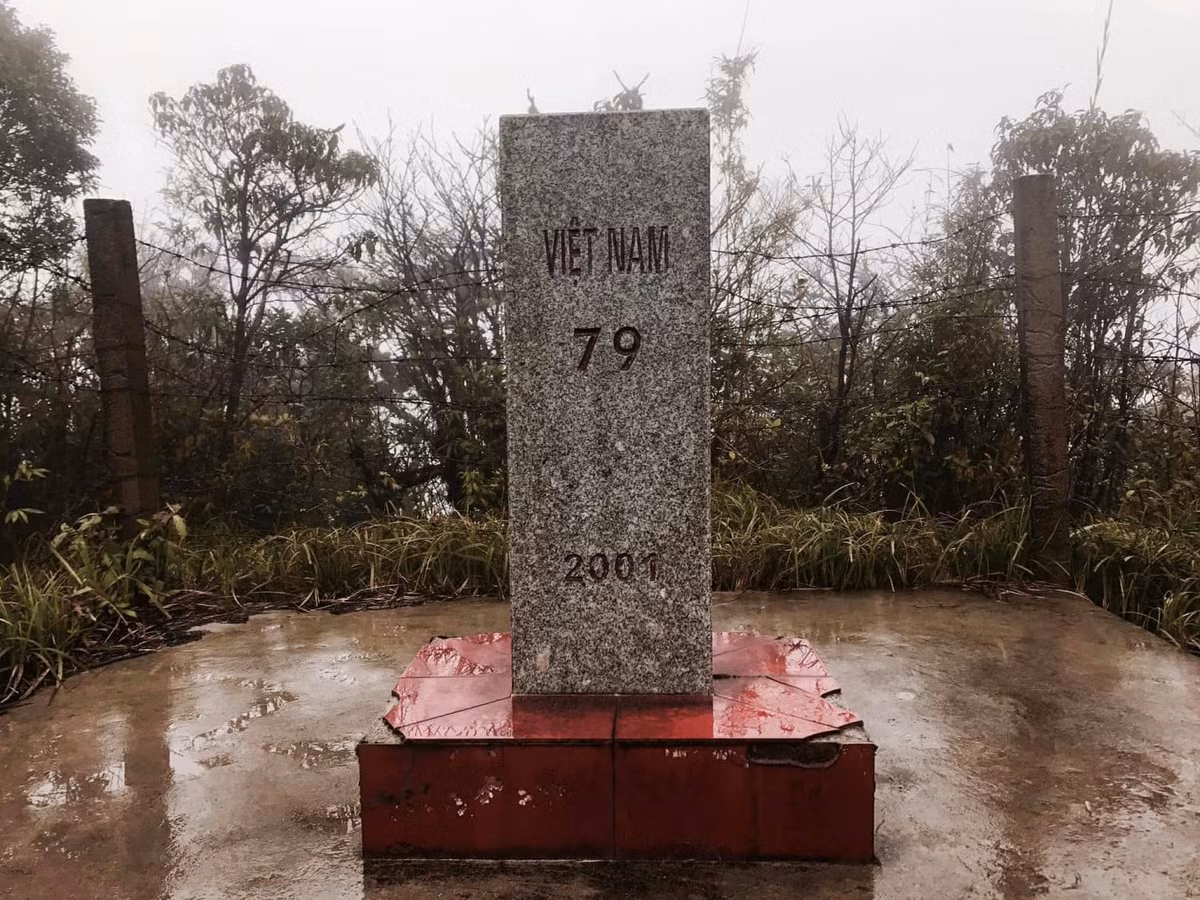 Vượt qua thác nước sẽ tới cột mốc 79 huyền thoại. Đây là cột mốc đánh dấu lãnh thổ thiêng liêng của Việt Nam.