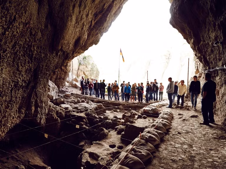 Nhà máy rượu lâu đời nhất thế giới: Địa điểm của nhà máy rượu lâu đời nhất thế giới cách đây hơn sáu nghìn năm đã được tìm thấy tại làng Areni, nằm trên bờ sông Arpa. Các nhà khoa học tin rằng giống nho dùng sản xuất rượu vang ở Armenia 6000 năm trước là tổ tiên của giống nho Pinot Noir nổi tiếng. 