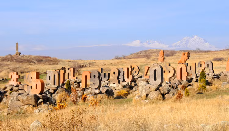 Bảng chữ cái Armenia tiên tiến nhất trên thế giới: Bảng chữ cái Armenia được tạo ra vào năm 405-406 sau Công nguyên bởi một học giả kiêm tu sĩ tên là Mesrop Mashtots. Các nhà khoa học coi bảng chữ cái Armenia là một trong ba bảng chữ cái tiên tiến nhất trên thế giới, cùng với bảng chữ cái của Gruzia và Hàn Quốc.