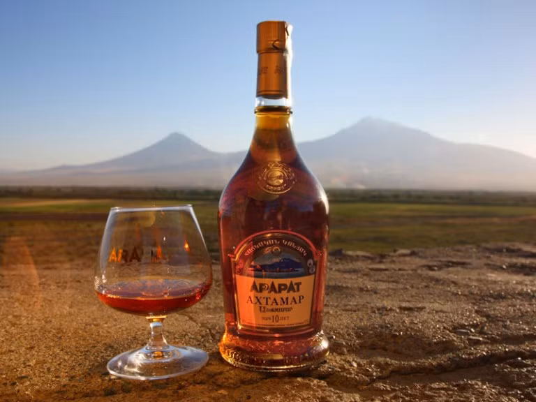 Rượu Brandy Armenia (rượu cognac): Rượu mạnh Armenia – một thức uống nổi tiếng được kính trọng trên toàn thế giới. Công nghiệp sản xuất rượu cognac được bắt đầu vào năm 1887.