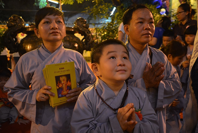 Đặt biệt, lễ Vu Lan ở Việt Nam còn có nghi thức “Bông hồng cài áo”. Những ai còn cha mẹ thì cài màu đỏ, ai cha mẹ đã mất thì cài màu trắng. Nghi lễ này để nhắc nhở con cháu hiếu thảo với đấng sinh thành, nhớ về cội nguồn, biết ơn bằng những hành động cao đẹp.