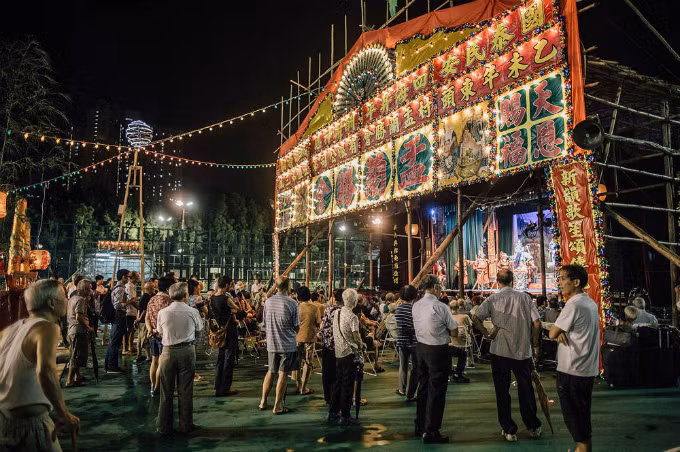 Ngoài ra, người dân còn có tập tục đốt vàng mã, giấy tiền… bởi niềm tin, khi đốt những đồ hàng mã ấy thì linh hồn người mất sẽ nhận được, nhờ vậy mà các vong linh ấy đỡ khổ.