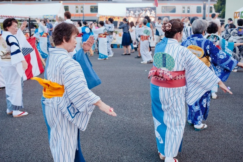 Cùng ngày, người dân Nhật Bản trở về quê cha đất tổ thăm viếng, dọn dẹp phần mộ, chuẩn bị mâm cỗ cúng. Kết thúc lễ Obon, người dân thả đèn hoa đăng để thay cho lời tạm biệt như một cách để tiễn đưa linh hồn của người quá cố về với thế giới của họ.