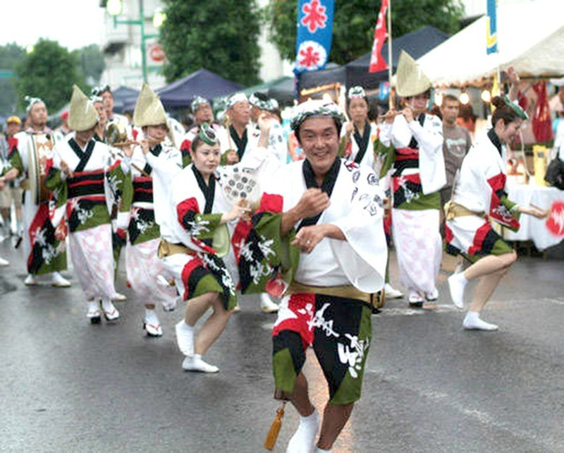 Nhật Bản: Người dân Nhật Bản gọi lễ Vu Lan là Obon tổ chức vào tháng 7 và tháng 8 dương lịch. Vào ngày này, người dân treo đèn lồng mang ý nghĩa soi sáng, dẫn lối những linh hồn đã mất về thăm nhà cũ và thực hiện nghi lễ dâng lửa soi đèn cho linh hồn. Tại đây, họ sẽ nhảy điệu múa Odori và gửi đi những lời cầu nguyên đến tổ tiên.