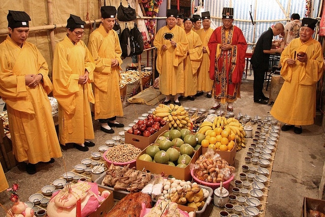 Trung Quốc: Ở Trung Quốc, lễ Vu Lan thường được tổ chức từ ngày 15-30/7 Âm lịch. Người dân thường sắm sửa mâm cỗ thịnh soạn để dâng lên tổ tiên. Họ tới những ngôi chùa lớn và phát gạo cho người nghèo.