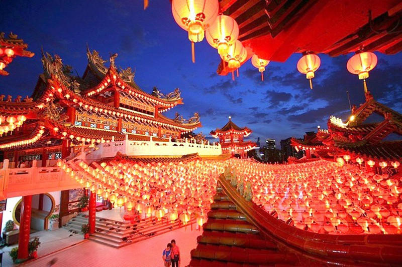 Malaysia: Tại quốc gia này ngày lễ Vu Lan còn gọi là ngày tổ tiên, hay lễ hội tháng Bảy mọi người sẽ treo đèn lồng quanh nhà và ngoài phố.