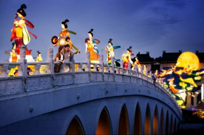 Ngoài ra, dù là đất nước hiện đại, nhưng trong ngày này một số hoạt động nổi bật vẫn được bảo tồn bao gồm việc đốt vàng mã, tới chùa, chuẩn bị mâm cơm cúng hay là làm nhiều việc thiện.