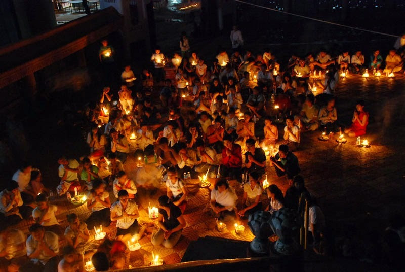 Campuchia: người ta thường gọi ngày này là lễ Pchum Ben có nghĩa là một cuộc gặp gỡ. Lễ hội được diễn ra vào tháng 9 dương lịch hằng năm, suốt 15 ngày đêm. Bởi họ tin rằng, khoảng thời gian diễn ra buổi lễ, những linh hồn đã khuất sẽ tìm đến người thân còn sống của mình để họ chuộc lại những lỗi lầm từ kiếp trước.