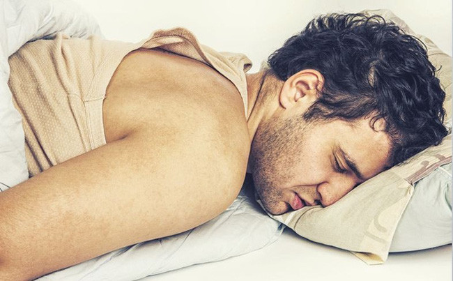 Đặc biệt, cuốn sách còn giúp người đọc làm sáng tỏ những thông tin còn gây bối rối cho không ít người như: Tóc ướt có làm bạn dễ bị ốm hơn không? Tamiflu, bạn có nên dùng? Dung dịch rửa tay khô, dùng bao nhiêu là đủ? Khẩu trang: lá chắn bảo vệ hay hàng rào cách ly?...