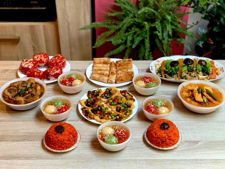 Một điều cũng cần đặc biệt chú ý nữa là theo quan niệm từ lâu đời mâm cúng Phật và cúng gia tiên nên làm vào ban ngày.