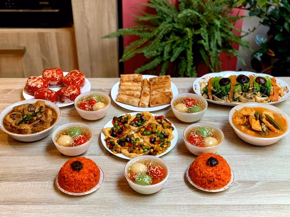 Một điều cũng cần đặc biệt chú ý nữa là theo quan niệm từ lâu đời mâm cúng Phật và cúng gia tiên nên làm vào ban ngày.