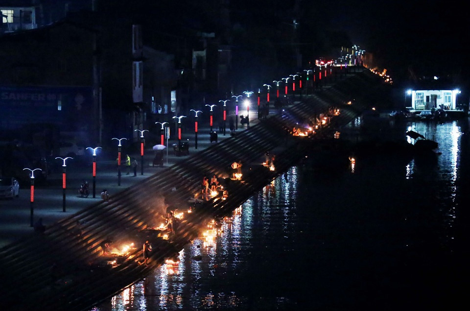 Bên cạnh việc cúng bái, dâng lễ, người dân đi thăm viếng phần mộ của người thân đã quá cố và sửa sang, quét dọn lăng mộ.