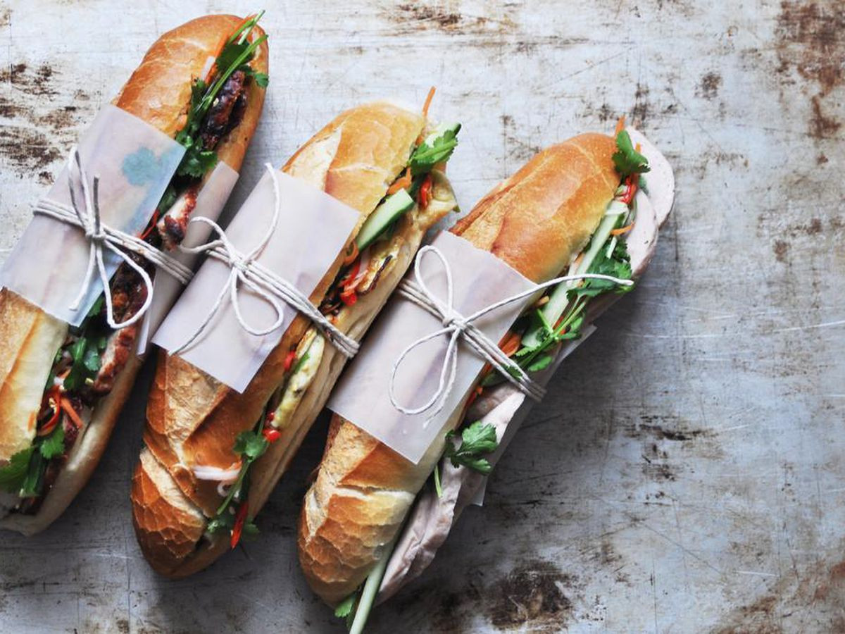Bánh mì: Bánh mì chính là món ăn độc đáo mang hương vị Việt. Tùy vùng miền, bánh mì có các loại nhân khác nhau, phổ biến như thịt heo nướng, thị gà, kèm với các loại rau quả như húng quế, hành ngò cùng lớp pate béo bùi, thơm ngon…