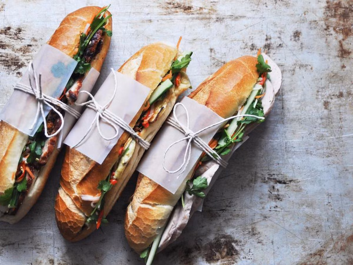 Bánh mì: Bánh mì chính là món ăn độc đáo mang hương vị Việt. Tùy vùng miền, bánh mì có các loại nhân khác nhau, phổ biến như thịt heo nướng, thị gà, kèm với các loại rau quả như húng quế, hành ngò cùng lớp pate béo bùi, thơm ngon…