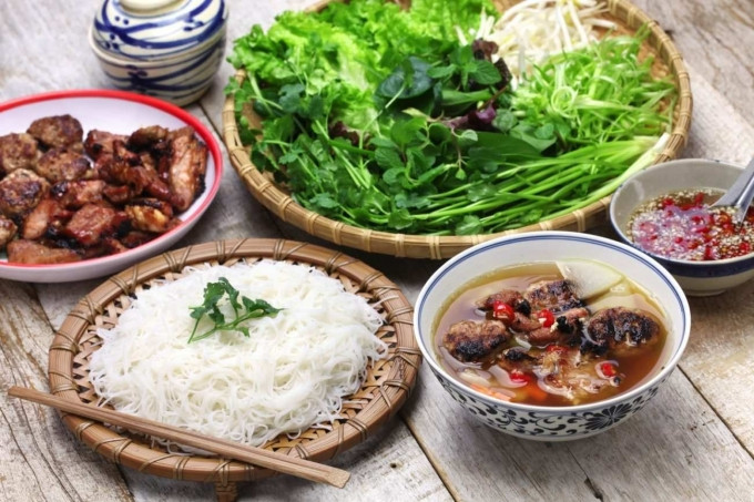 Bún chả: Bún chả độc nhất vô nhị phổ biến trên toàn thế giới khi Tổng thống Obama được nhà ẩm thực Anthony Bourdain chiêu đãi khi tới Việt Nam. Món bún chả gồm chả nướng, nước chấm ăn kèm với rau sống, thơm ngon tươi mát...