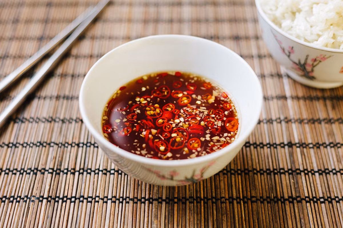 Nước mắm: Nước mắm là một loại gia vị được làm từ cá biển ướp muối rồi lên men từ vài tuần đến hai năm. Nước mắm được người Việt sử dụng thường nhật trong bữa ăn. Hiện một số thương hiệu nước mắm Việt đã có mặt tại nhiều siêu thị ở các nơi trên thế giới.