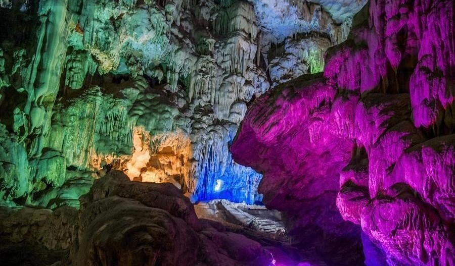 Vịnh Hạ Long: Phong cảnh vịnh Hạ Long có sự kết hợp của hàng nghìn núi đá vôi, nước biển xanh trong hiền hòa là điểm đến hút khách bậc nhất Việt Nam. Với hơn 2.000 đảo lớn nhỏ, vịnh nơi đây đem đến vô vàn trải nghiệm từ ngắm cảnh, chèo kayak, leo núi, tắm biển, bay thủy phi cơ...