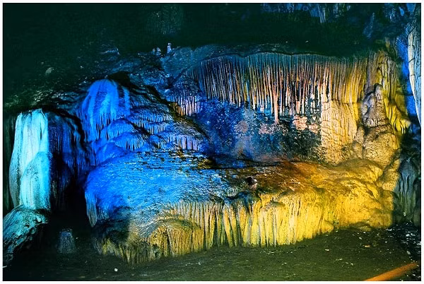 Các hang có các nhu đã tạo nên các hình thù khác nhau, như hang Na nhũ đá kết tủa tạo nên những quả Na và ruộng bậc thang, Hang Thổ thần tạo nên nhũ đá với tạo hình như những tượng Phật...