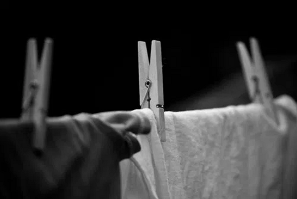 Đừng phơi quần áo vào ban đêm: Theo quan niêm dân gian, tháng 7 cô hồn âm khí cực kỳ mạnh. Việc phơi quần áo vào ban đêm sẽ là cơ hội để ma quỷ có thể “mượn” quần áo, khiến chủ nhân gặp chuyện không may, đau ốm, xui xẻo liên tục.