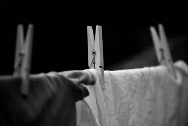 Đừng phơi quần áo vào ban đêm: Theo quan niêm dân gian, tháng 7 cô hồn âm khí cực kỳ mạnh. Việc phơi quần áo vào ban đêm sẽ là cơ hội để ma quỷ có thể “mượn” quần áo, khiến chủ nhân gặp chuyện không may, đau ốm, xui xẻo liên tục.