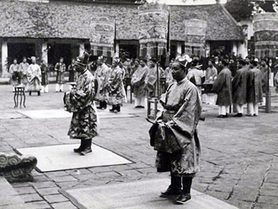 Sau năm 1672, chiến tranh Trịnh - Nguyễn chấm dứt, Trịnh Tạc bắt tay vào xây dựng đất nước, thực hiện cải cách trên lĩnh vực chính trị - kinh tế và đạt một số thành tựu, đưa họ Trịnh vào thời kì đỉnh cao thịnh trị.