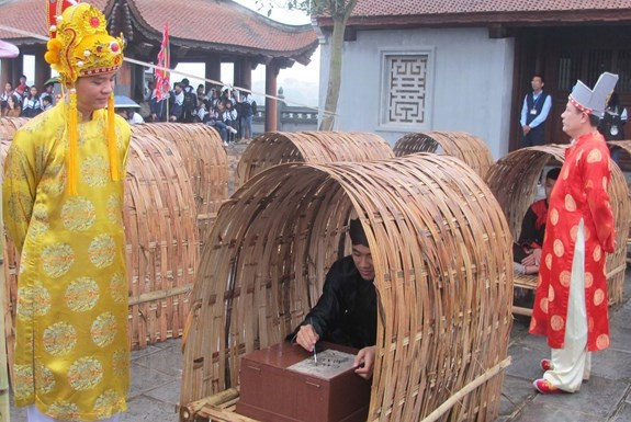 Người nào đỗ vẫn được là sinh đồ, người nào hỏng phải ở lại 3 năm học tập, cho miễn tạp dịch. Nếu thi lại lần nữa vẫn không đỗ mới trở về làm dân, chịu tạp dịch.