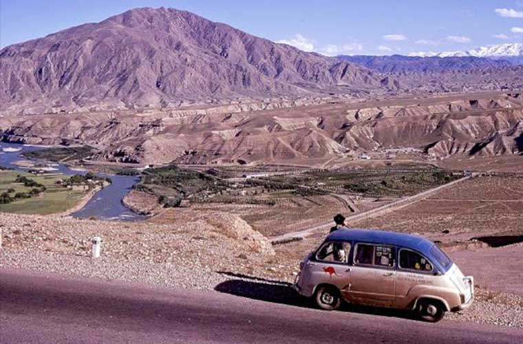 Nổi bật với núi non và sa mạc: Afghanistan là quốc gia có nhiều núi thứ 8 thế giới, khiến nhiều khu vực khó tiếp cận. Dãy núi Hindu Kush (phần kéo dài của Himalaya) trải dài ở khu vực đông bắc Afghanistan, còn khu vực tây nam nước này chủ yếu bị sa mạc bao phủ.