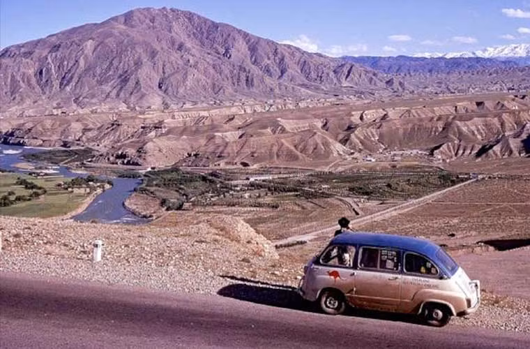 Nổi bật với núi non và sa mạc: Afghanistan là quốc gia có nhiều núi thứ 8 thế giới, khiến nhiều khu vực khó tiếp cận. Dãy núi Hindu Kush (phần kéo dài của Himalaya) trải dài ở khu vực đông bắc Afghanistan, còn khu vực tây nam nước này chủ yếu bị sa mạc bao phủ.