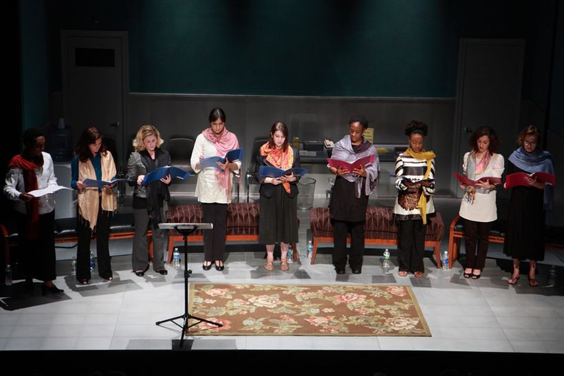 Đêm thơ vào tối thứ 5: Ít ai biết rằng người dân ở đất nước luôn bị bao phủ bởi chiến tranh và tiếng súng này lại rất mê thơ. Ở nhiều thành phố người dân mê thơ đến nỗi, chọn đêm thứ 5 hàng tuần để ngâm thơ xướng ca.