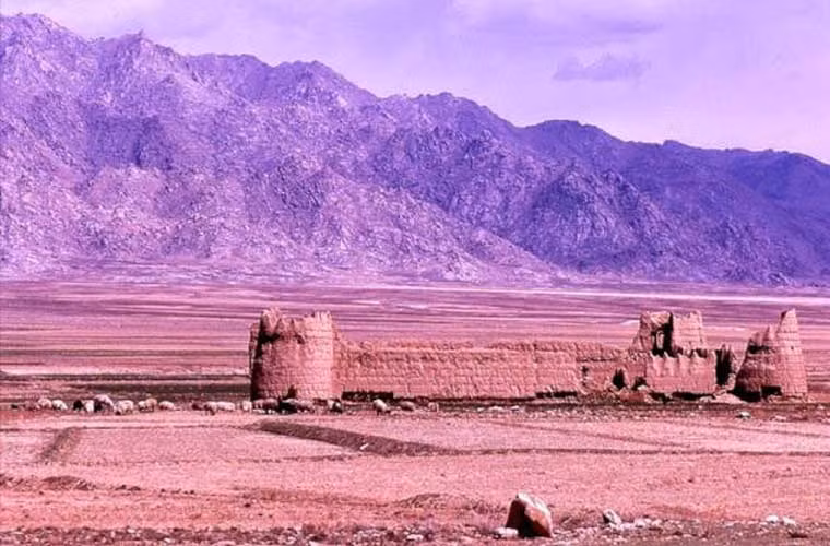 Không giáp biển: Đất nước Afghanistan nằm ở nơi giao nhau của Trung Á và Nam Á, giáp với Pakistan ở phía đông và nam, với Iran ở phía tây, với Turkmenistan, Uzbekistan và Tajikistan ở phía bắc, giáp với Trung Quốc ở đông bắc.