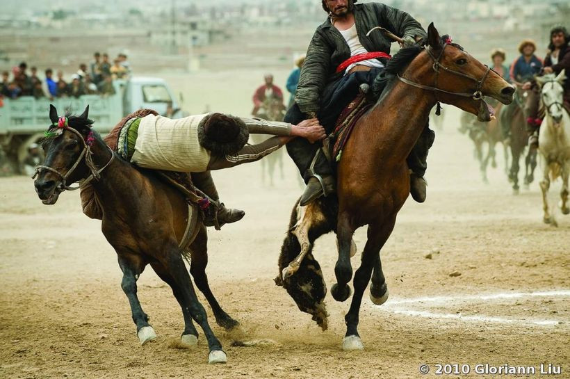 Môn thể thao bắt dê: Môn này được người dân Afghanistan gọi là "Buzkashi", hay tên tiếng Anh là "Goat Grabbing". Đây được xem là môn thể thao sôi nổi, cũng như nguy hiểm bậc nhất thế giới. Người chơi sẽ chia thành hai đội và sử dụng ngựa để đem một con dê (đã chết) vào vòng tròn, được vẽ bằng phấn của phe đối phương.
