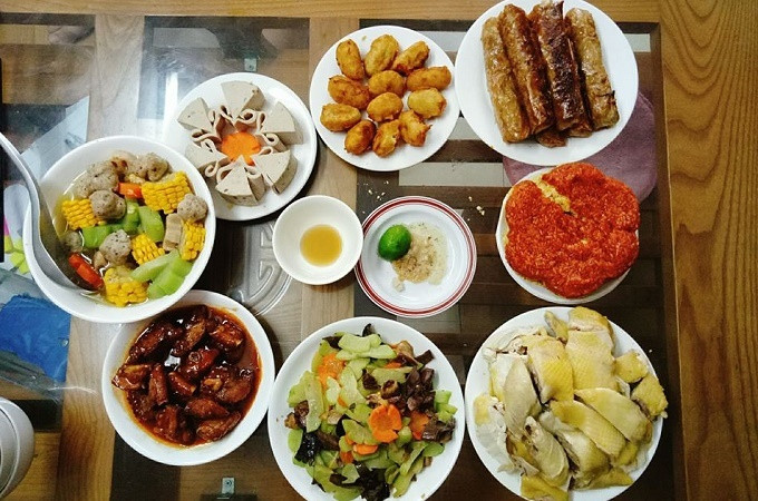 Mâm cúng cơ bản cho ngày rằm tháng Bảy thường có gà luộc, canh miến mọc, xôi đỗ xanh, thịt bò xào, chả nem, tôm hấp sả...