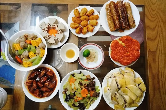 Mâm cúng cơ bản cho ngày rằm tháng Bảy thường có gà luộc, canh miến mọc, xôi đỗ xanh, thịt bò xào, chả nem, tôm hấp sả...