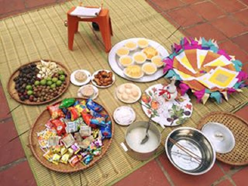 Món cháo loãng không thể thiếu trong trong lễ cúng cô hồn, bởi vì người ta tin rằng món này dành cho những linh hồn bị đày đọa phải mang một thực quản nhỏ hẹp không thể nuốt được thức ăn thông thường.