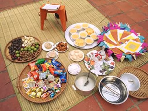 Món cháo loãng không thể thiếu trong trong lễ cúng cô hồn, bởi vì người ta tin rằng món này dành cho những linh hồn bị đày đọa phải mang một thực quản nhỏ hẹp không thể nuốt được thức ăn thông thường.