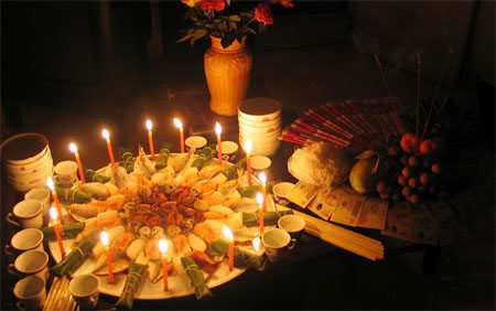 Khi bày lễ và cúng, gia chủ có thể đọc các bài văn cúng hoặc khấn nôm theo tâm nguyện và rải lòng thương của mình đối với các cô hồn, mong linh hồn giải thoát khỏi trần thế đau khổ.