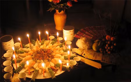 Khi bày lễ và cúng, gia chủ có thể đọc các bài văn cúng hoặc khấn nôm theo tâm nguyện và rải lòng thương của mình đối với các cô hồn, mong linh hồn giải thoát khỏi trần thế đau khổ.