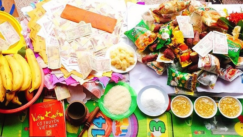 Trái với mâm cúng Phật và gia tiên, lễ cúng cô hồn được tổ chức vào buổi chiều tối ngày 14/7 hoặc 15/7. Bởi theo quan niệm, đây là thời gian những vong linh trên đường trở về địa ngục nên cũng là lúc cúng cô hồn chuẩn nhất. Mọi việc cúng phải được hoàn tất vào ngày 15/7.