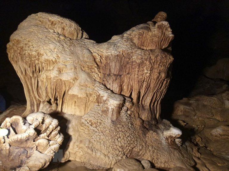 Hang thứ hai cách hang thứ nhất khoảng 60m, rộng hơn hang thứ nhất chia làm hai khoang và hai ngách nhỏ có những mái vòm cao, chỗ cao nhất khoảng 15m, trên vòm và hai bên vách hang, nhũ đá đâm tua tủa như những móng vuốt sắc nhọn, sống động.