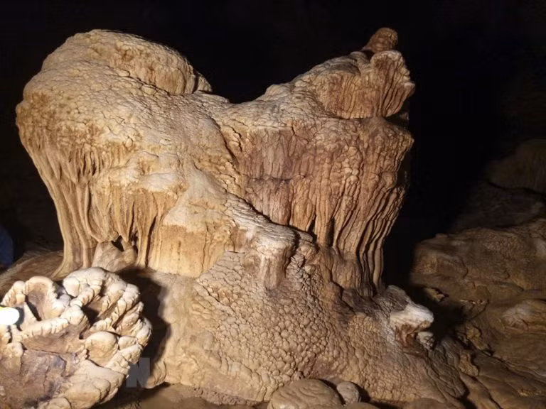 Hang thứ hai cách hang thứ nhất khoảng 60m, rộng hơn hang thứ nhất chia làm hai khoang và hai ngách nhỏ có những mái vòm cao, chỗ cao nhất khoảng 15m, trên vòm và hai bên vách hang, nhũ đá đâm tua tủa như những móng vuốt sắc nhọn, sống động.