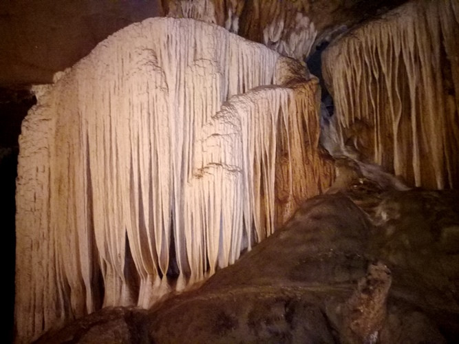 Hang là nơi hội tụ nhiều tính chất đa dạng của thiên nhiên như: địa chất, địa mạo, địa hình, khí hậu, sinh học, sinh thái và cảnh quan môi trường.