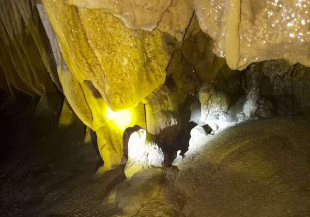 Ngoài ra, trong hang chứa rất nhiều các phiến đá, măng đá, cột đá. Càng vào sâu bên trong, hang động càng sinh động và lộng lẫy bởi thạch nhũ hình các con vật như: voi, rồng, phượng, rùa, các loại chim…