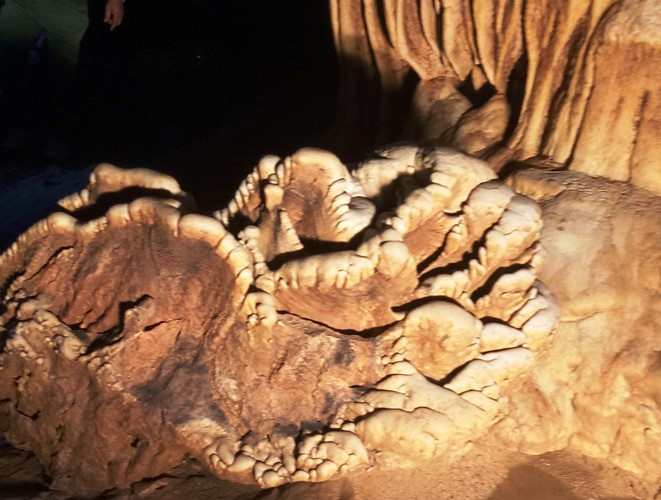 Nằm ở độ cao khoảng 800m so với mực nước biển, hang nằm trong dãy núi đá vôi, kiểu địa hình karst hoà tan (là hiện tượng phong hóa đặc trưng của núi đá vôi bị nước chảy xói mòn), được hình thành do quá trình kiến tạo địa chất của Trái đất cách ngày nay hàng triệu năm.