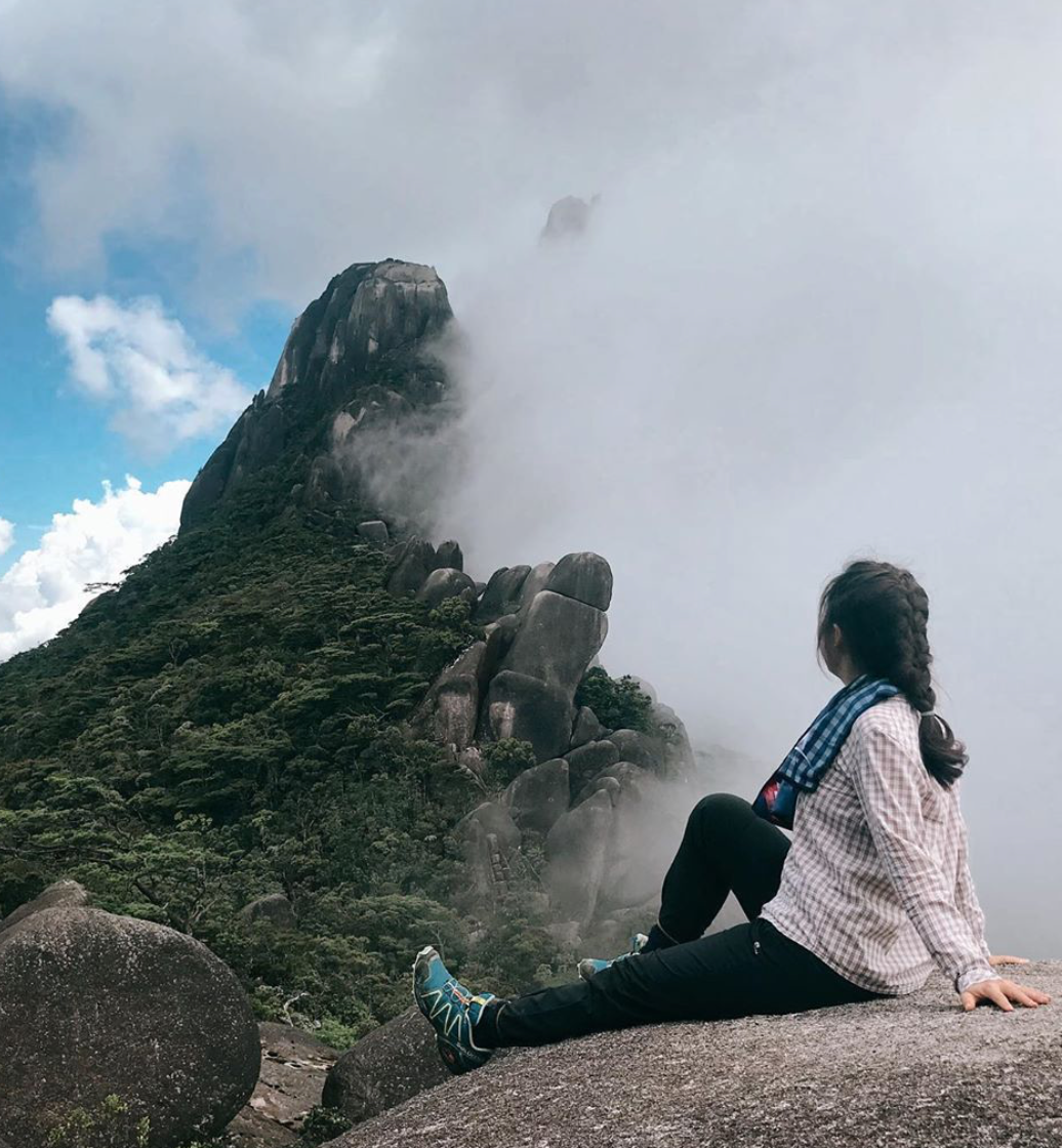 Khí hậu trên đỉnh Vọng Phu khá lạnh. Tuy nhiên, những đám mây bay vùn vụt cùng vẻ hùng vĩ của núi rừng khiến ai đặt chân tới đây có cảm giác lạc bước vào chốn tiên cảnh.
