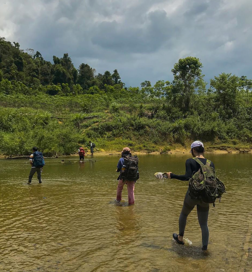 Để khám phá hòn Vọng Phu, đầu tiên phải vượt dòng sông Hinh.