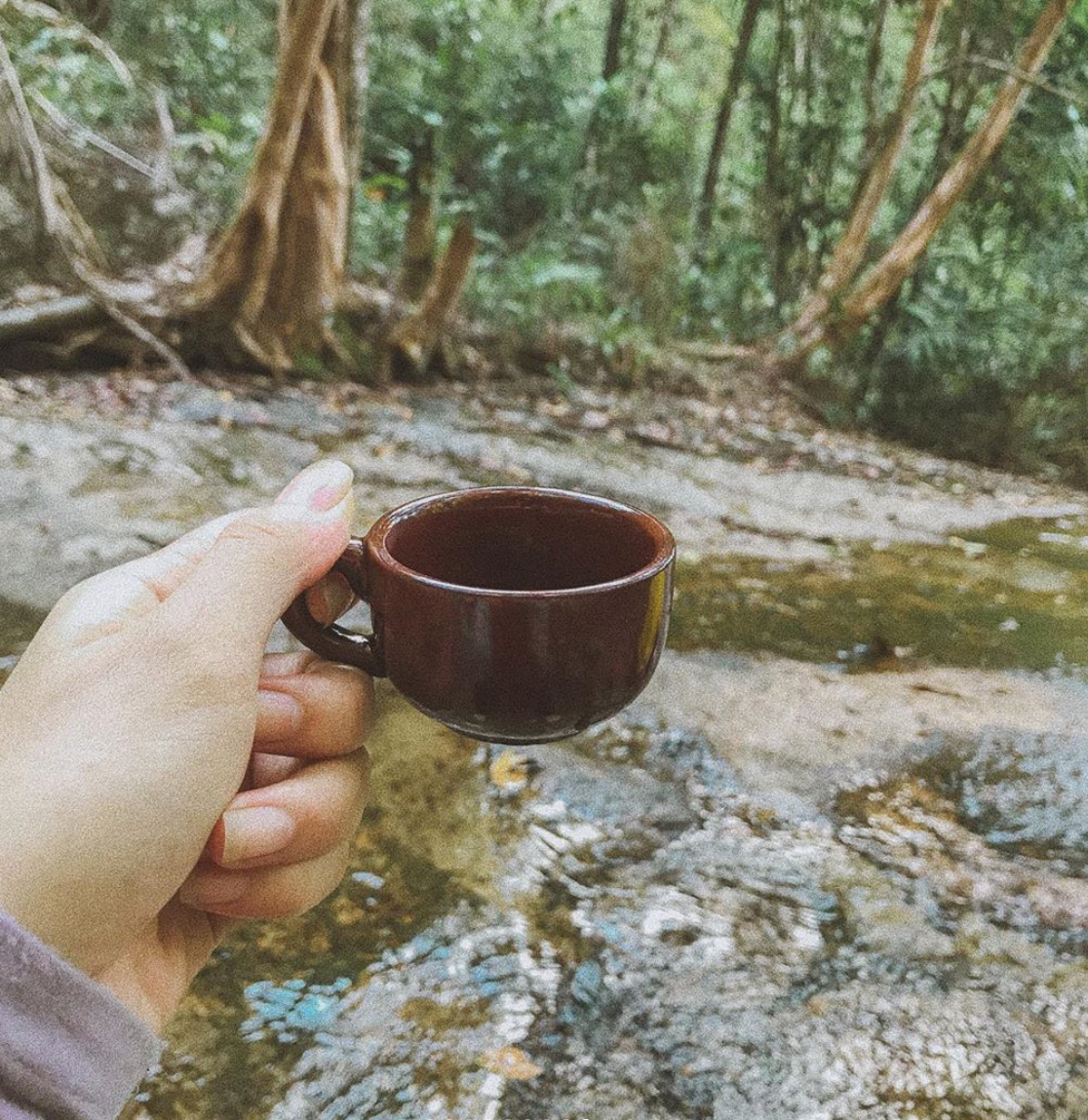 Sau vài tiếng đi bộ sẽ tới chân núi cao khoảng 800m. Tại đây có một bãi cắm trại ven suối. Vì địa hình không bằng phẳng nên để nghỉ chân nhiều phải sử dụng đến võng dã chiến. Điều thích nhất ở đây là con suối trong lành, có thể dùng nước suối nấu sôi để uống.