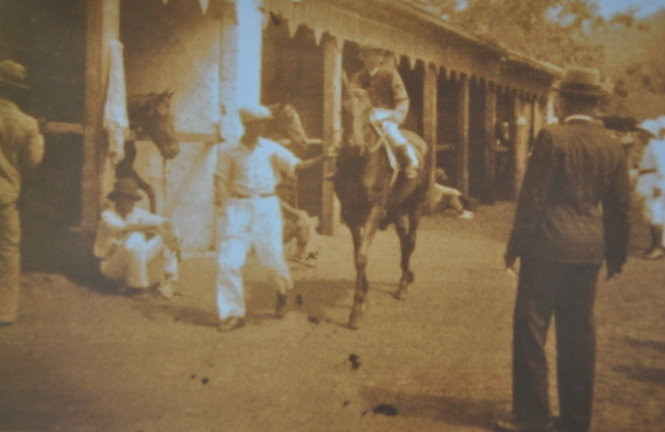 Ông mưu sinh bằng cách mở một tiệm sửa chữa máy móc cho cư dân trên đảo. Ông Vĩnh San, con trai vua Duy Tân kể: “Cha tôi không có một ưu đãi vật chất... Nơi ở của ông không có lò sưởi, vòi nước tắm, thậm chí cả bồn rửa mặt… Nhưng ông vẫn vui vẻ sống”.