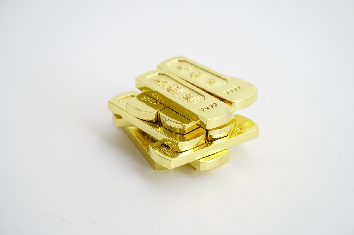 Trước lễ nạp phi, nội cung có sai thị vệ đem ra nhà cô dâu 20 nén bạc, mấy nén vàng, sa gấm, gương, lược, hộp đựng phấn sáp... Bà Mai Thị Vàng được vua Duy Tân tấn phong làm Nhị giai Diệu phi.