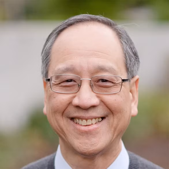 Tác giả Nguyên Phong từng là Kỹ sư trưởng của Tập đoàn Boeing của Mỹ, Viện trưởng Viện Công nghệ Sinh học Đại học Carnegie Mellon. Ông được mọi người biết tới là giáo sư John Vu từng giảng dạy ở nhiều trường đại học trên thế giới.