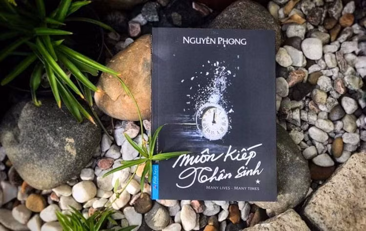 Một cách đáng kinh ngạc và đầy uyên bác, thông qua các kiếp sống của Thomas tác giả xâu chuỗi các câu chuyện để đưa ra những triết lý sâu sắc về luật nhân quả, kiếp luân hồi….